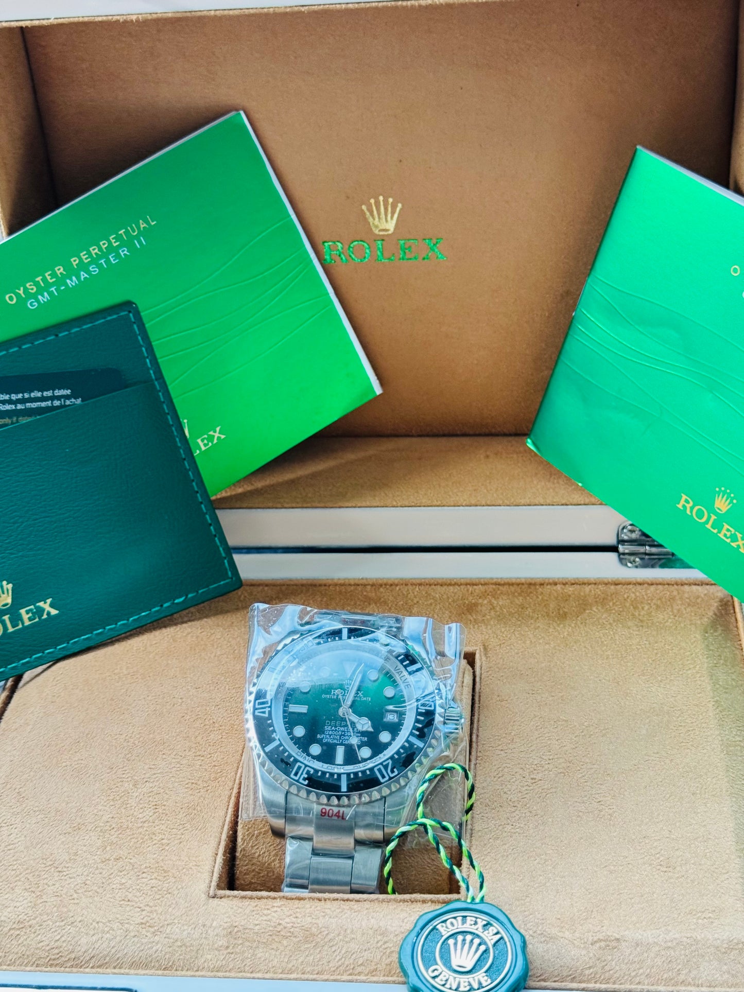 IMPRESIONANTE GRANDE Y PESADO RELOJ AUTOMÁTICO MECÁNICO OYSTER PERPETUAL DATE DEEP SEA-DWELLER- CON VÁLVULA DE ESCAPE DE GAS 💨 RIN LOCK SISTEM! 43mm. ESPECTACULAR RELOJ!

Hermosa y Elegante Carátula Verde y Negro!

Información por WhatsApp al 99 81 92 84