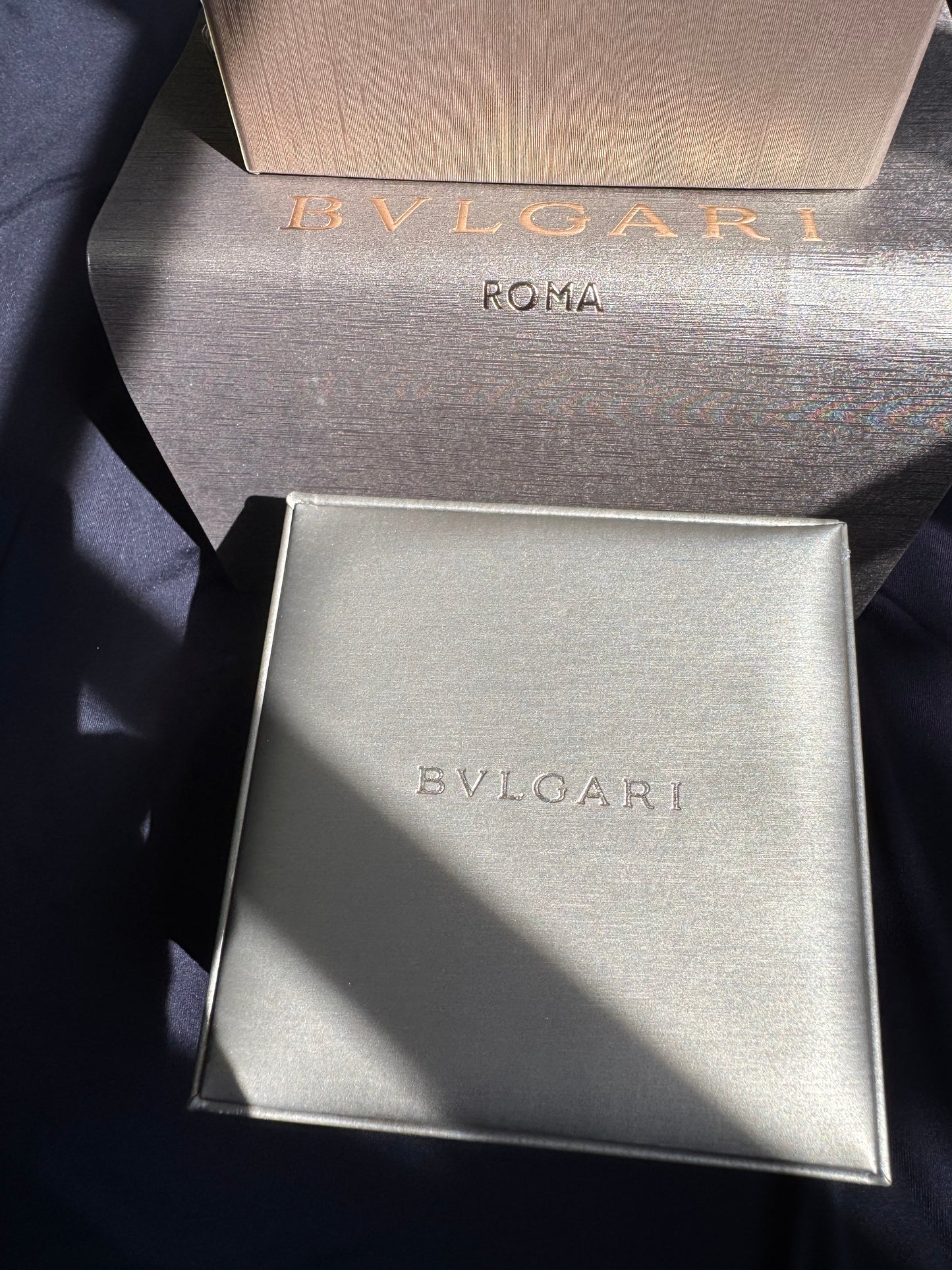 ELEGANTE RELOJ OCTO BVLGARI AUTOMÁTICO- 31 JOYAS 💎 CRISTAL ZAFIRO- FECHADOR-DISEÑO NUEVO!!!