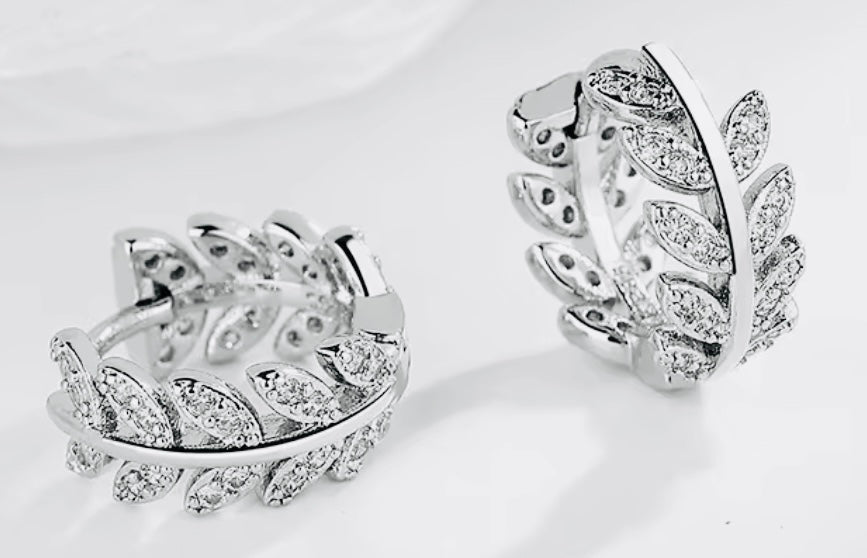 Hermosos Aretes Corona de la Victoria con incrustaciones de circonias- Hipoalergenicos - Ideales para Regalo