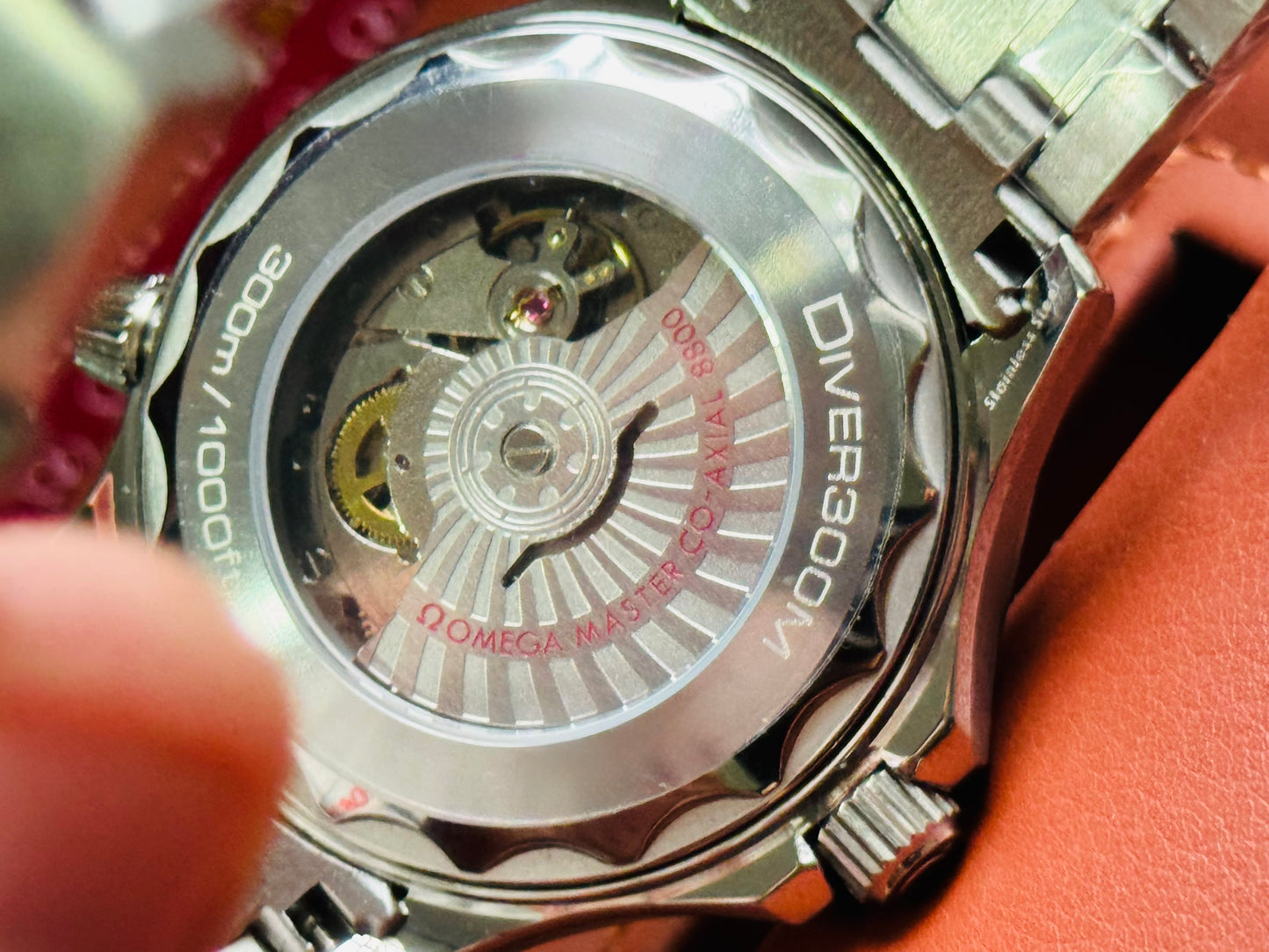 AUDAZ Y VERSÁTIL DISEÑO JAMES BOND 007-OMEGA AUTOMÁTICO SEA MASTER! FECHADOR-LUMINOSO-CRISTAL ZAFIRO-BISEL GIRATORIO ETC
