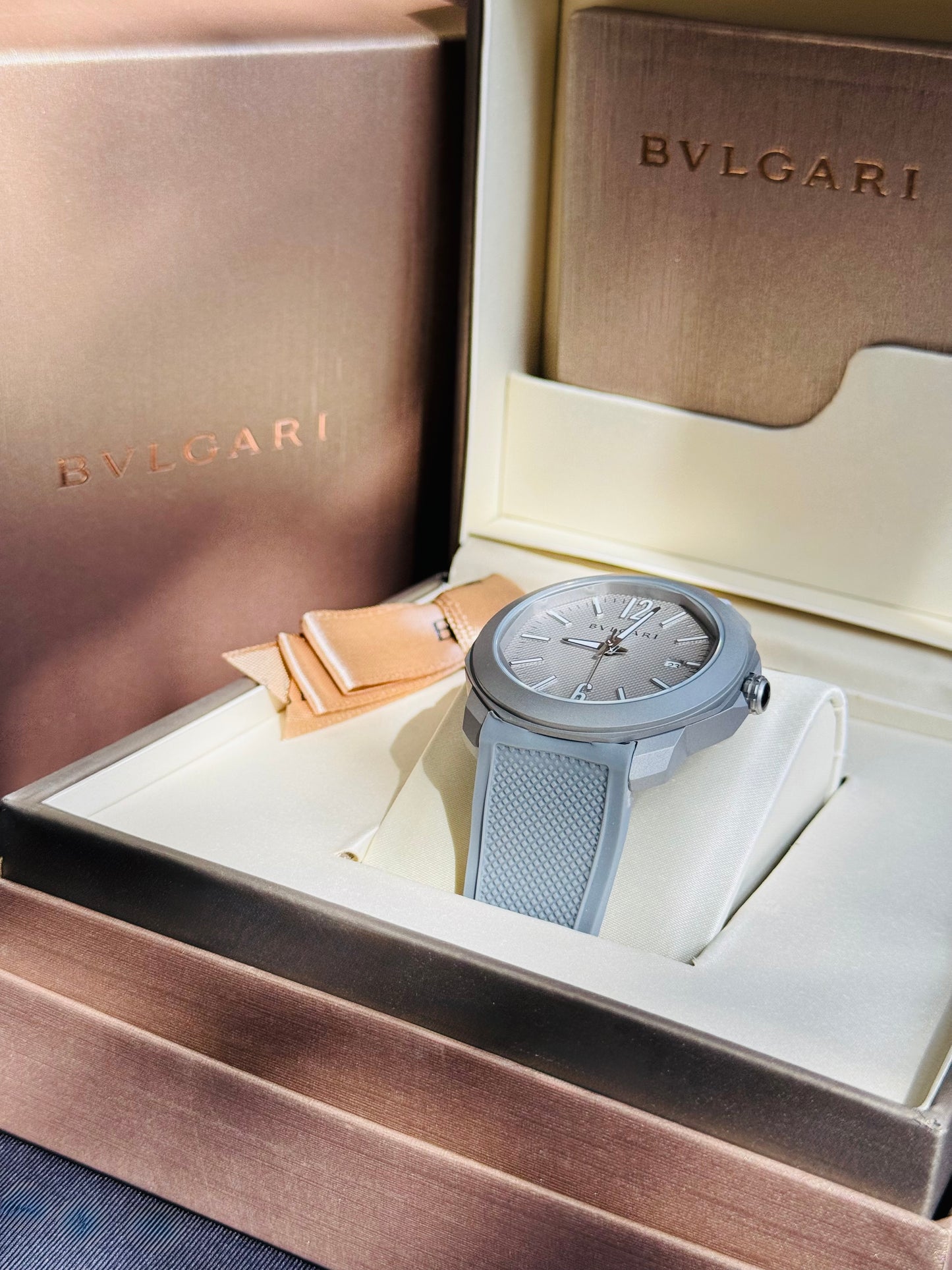 ELEGANTE RELOJ OCTO BVLGARI AUTOMÁTICO- 31 JOYAS 💎 CRISTAL ZAFIRO- FECHADOR-DISEÑO NUEVO!!!
