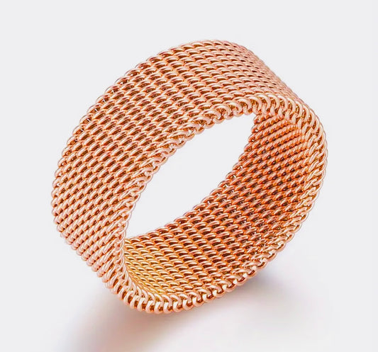 Bonito y Elegante Anillo de Acero Inoxidable Hipoalergenico  Tono Oro Rosado-Disponible en Tallas 8 y 9