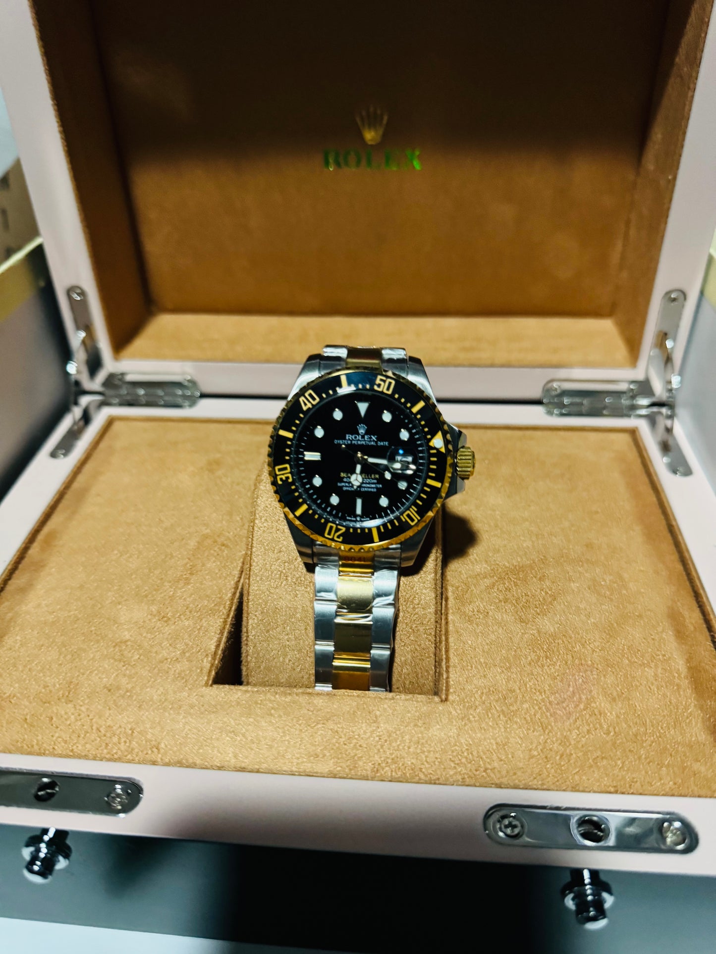 IMPRESIONANTE RELOJ AUTOMÁTICO MECÁNICO OYSTER SEA DWELLER FECHADOR VÁLVULA DE ESCAPE MÁXIMO LUJO Y DISTINCIÓN PRECIO A TRATAR 

NOTA:

No se hacen envíos 🚚  📦 💨!

Las Ventas son solo en Cancún