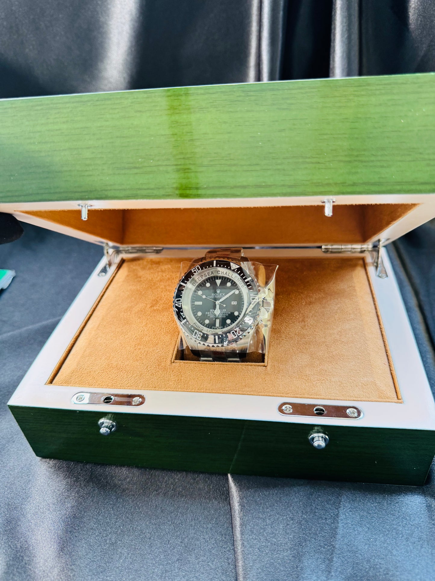 IMPRESIONANTE GRANDE Y PESADO RELOJ AUTOMÁTICO MECÁNICO OYSTER PERPETUAL DATE DEEP SEA-DWELLER- CON VÁLVULA DE ESCAPE DE GAS 💨 RIN LOCK SISTEM! 43mm. ESPECTACULAR RELOJ!
