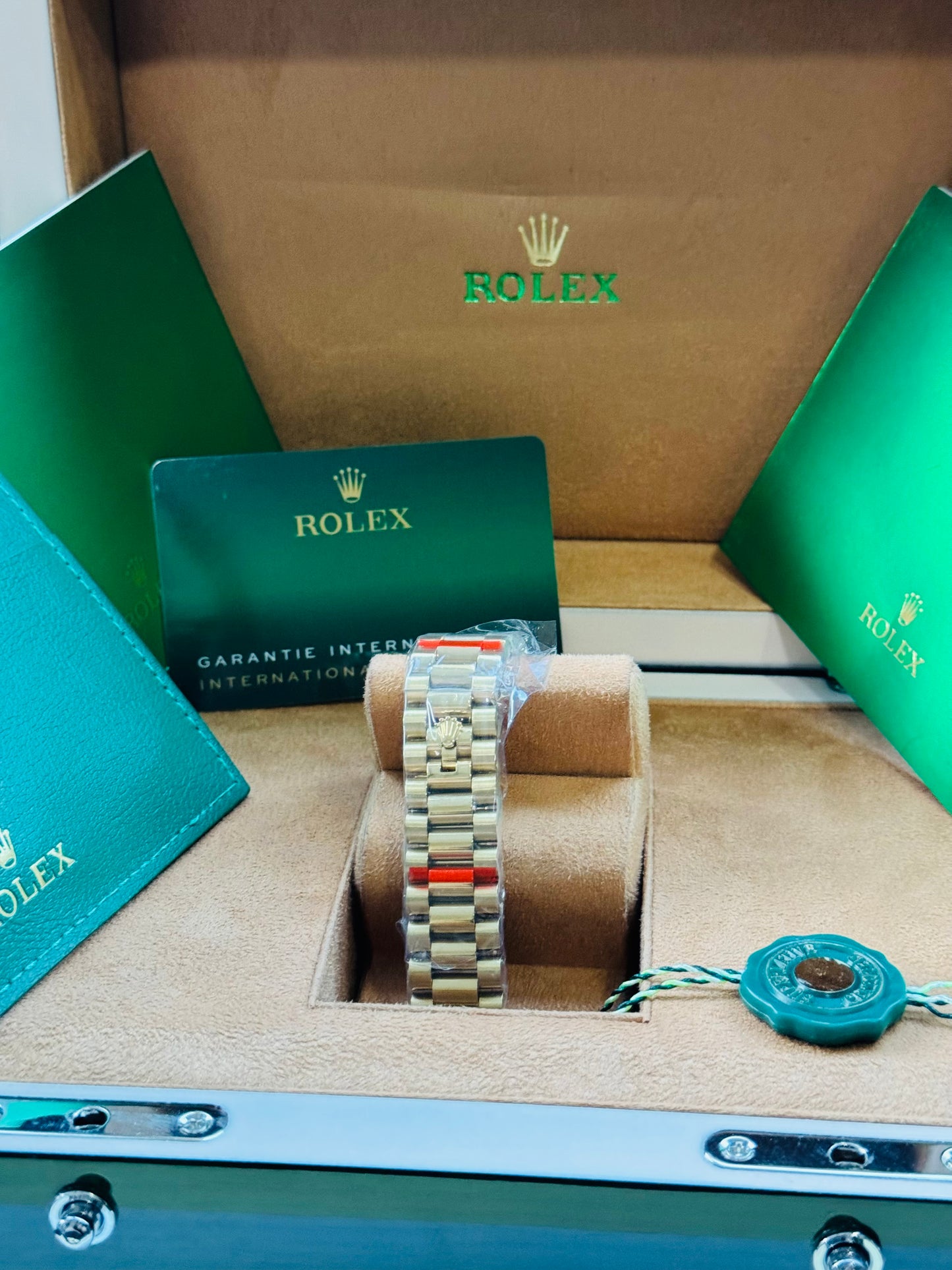 HERMOSO RELOJ AUTOMÁTICO OYSTER PERPETUAL DAY DATE ELEGANCIA Y DISTINCIÓN!

PRECIO A TRATAR 

Información por WhatsApp 99 81 92 84 65


NOTA:

No se hacen envíos 🚚  📦 💨!

Las Ventas son solo en Cancún

Nuestro Lema: No somos Números!