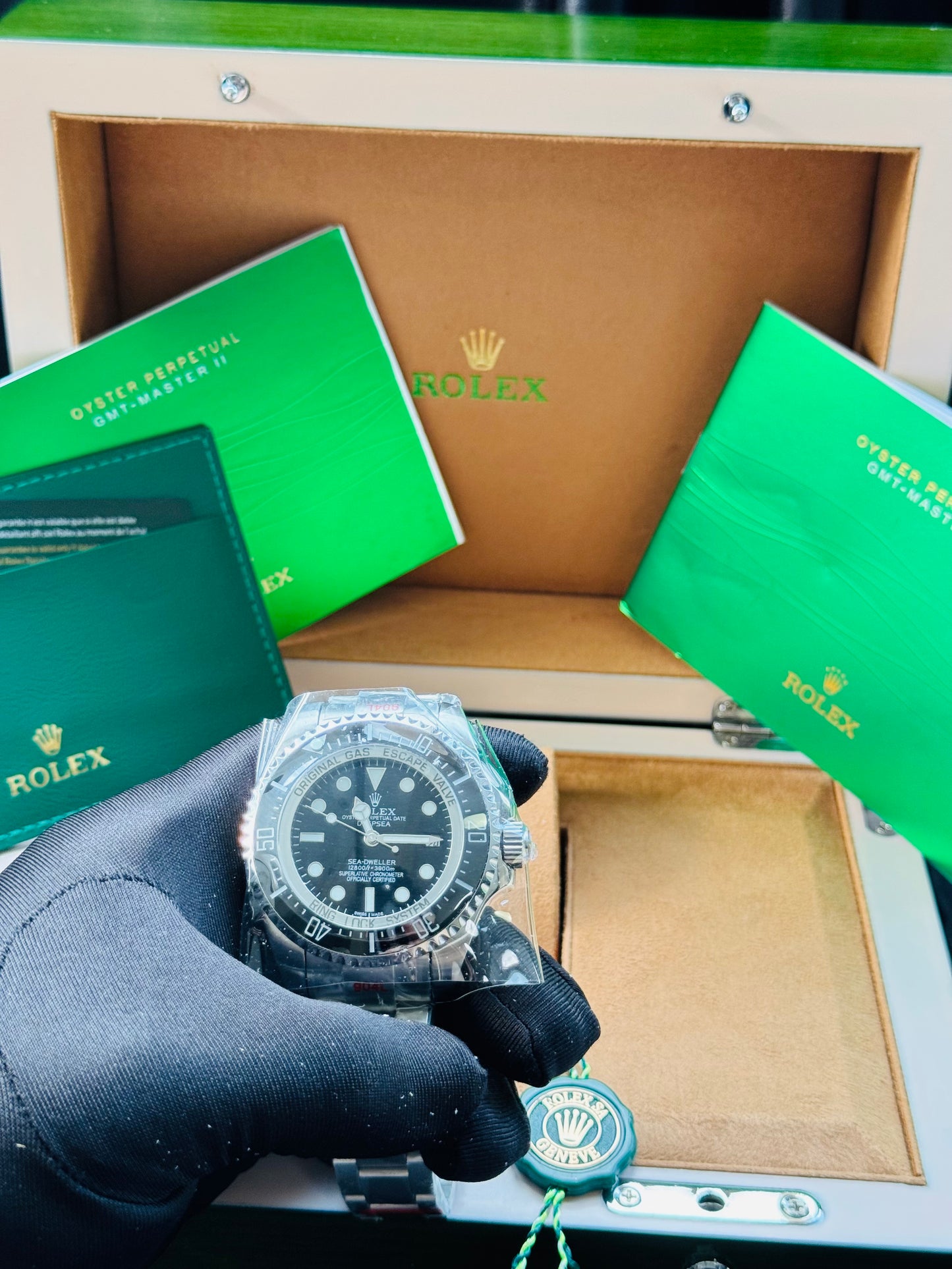 IMPRESIONANTE GRANDE Y PESADO RELOJ AUTOMÁTICO MECÁNICO OYSTER PERPETUAL DATE DEEP SEA-DWELLER- CON VÁLVULA DE ESCAPE DE GAS 💨 RIN LOCK SISTEM! 43mm. ESPECTACULAR RELOJ!