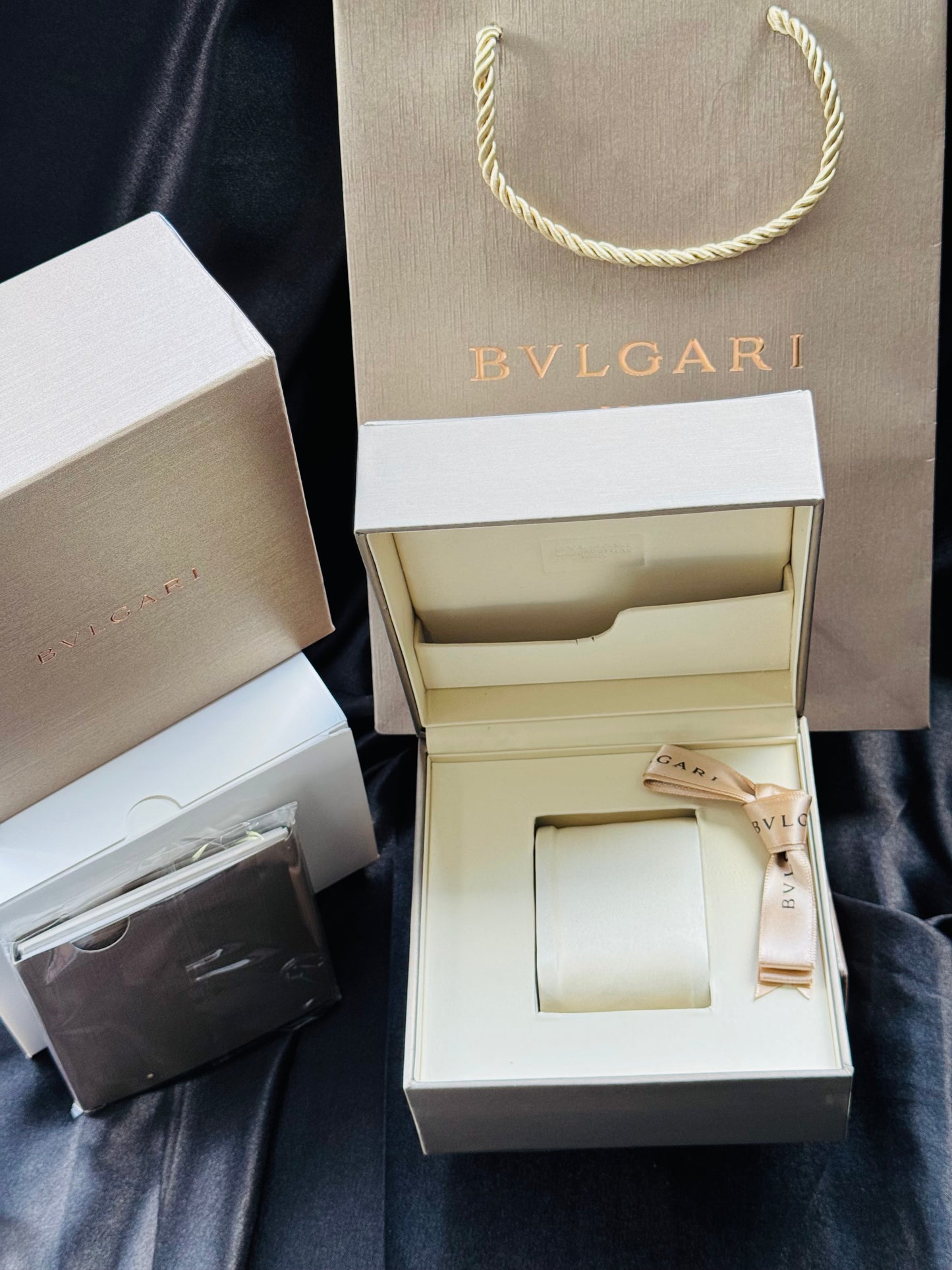 IMPONENTE Y DISTINGUIDO RELOJ AUTOMÁTICO MECÁNICO SKELETON BVLGARI OCTO! HERMOSO DISEÑO Y CALIDAD!!!

PRECIO A TRATAR 

Información por WhatsApp 99 81 92 84 65


NOTA:

No se hacen envíos 🚚  📦 💨!

Las Ventas son solo en Cancún

Nuestro Lema: No somos N