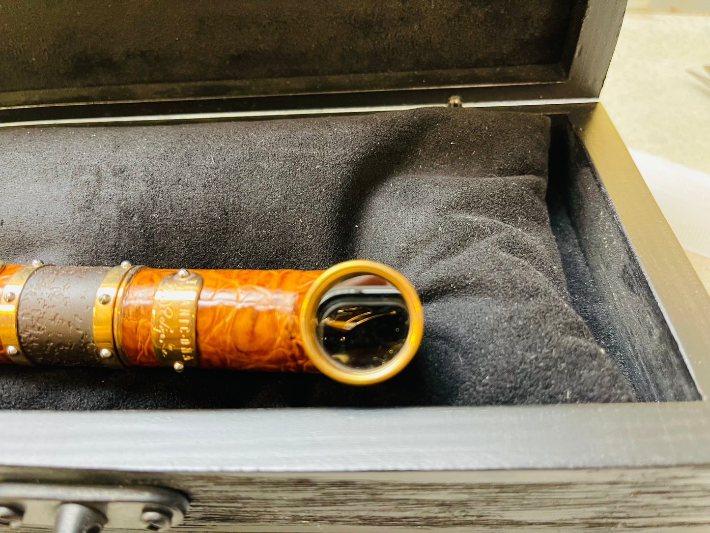 Única Pieza En México! Increíble y Hermosa Pluma Fuente TITANIC DNA 🧬 OF FAMOUS LEGENDS! ROMÁN JEROME ACERO DE EL TITANIC! ORO- PIEL DE COCODRILO 🐊 CRISTAL SAFIRO CERTIFICADOS DE AUTENTICIDAD! NUEVA SIN USAR- JAMÁS SE LE PUSO TINTA! COMPRADA EN SUC. RJ