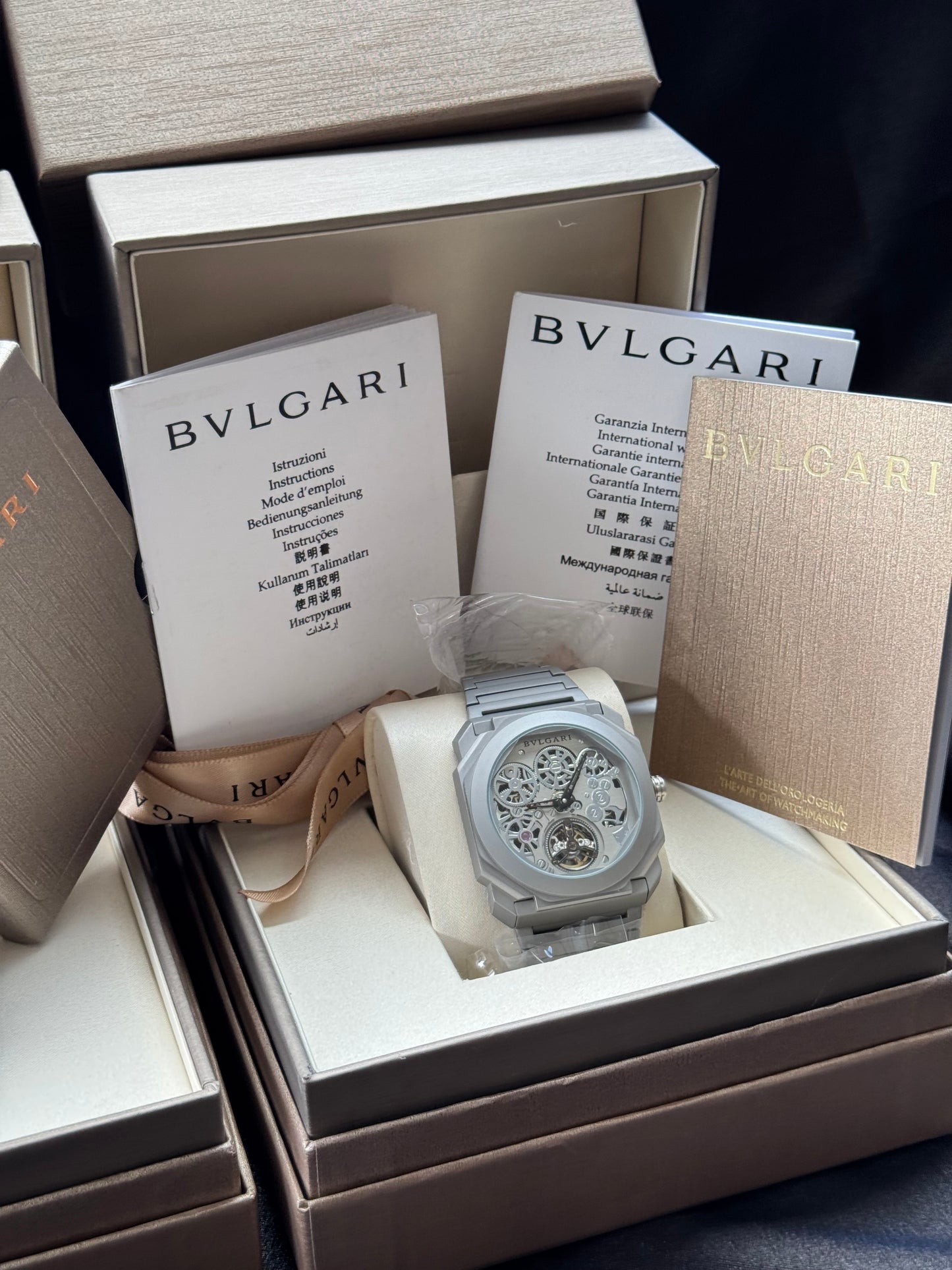 LUJOSO DISEÑO RELOJ AUTOMÁTICO MECÁNICO BVLGARI OCTO ELEGANCIA Y DISTINCIÓN