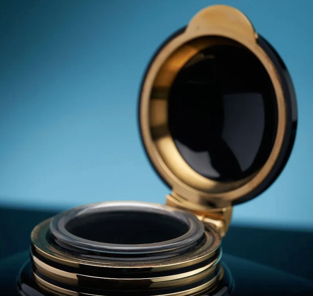 Increíble-Raro Tintero Montblanc Meisterstuck 
Nuevo stock de Crystal El tintero Montblanc Meisterstück es un testimonio de la marca tanto a la artesanía como a la funcionalidad. 
Este tintero está diseñado para mejorar su experiencia de escritu