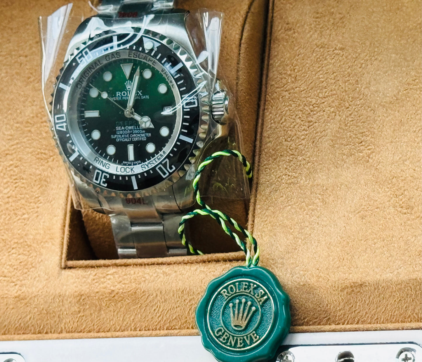 IMPRESIONANTE GRANDE Y PESADO RELOJ AUTOMÁTICO MECÁNICO OYSTER PERPETUAL DATE DEEP SEA-DWELLER- CON VÁLVULA DE ESCAPE DE GAS 💨 RIN LOCK SISTEM! 43mm. ESPECTACULAR RELOJ!

Hermosa y Elegante Carátula Verde y Negro!

Información por WhatsApp al 99 81 92 84
