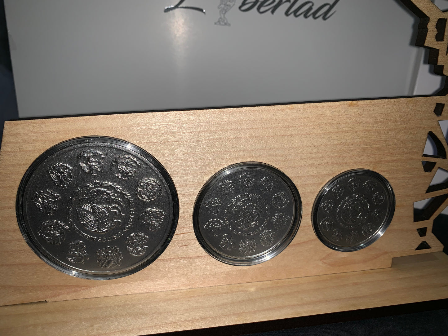 HERMOSO SET DE 3 MONEDAS DE PLATA .999 - 1 ONZA -2 ONZAS Y 5 ONZAS ACABADO SATIN CON EXCLUSIVO EXHIBIDOR  DE FINA MADERA VICTORIA ALADA! AÑO 2018. ALTO VALOR NUMISMÁTICO NUEVAS SIN CIRCULAR! DIRECTO CASA DE MONEDA! ALTO RELIEVE!