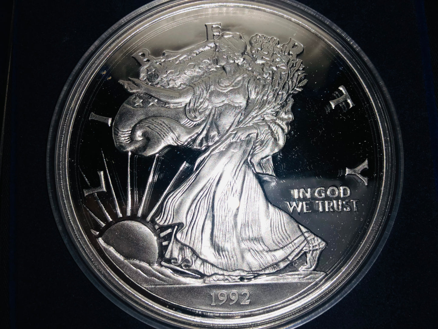 Hermosa Moneda de Plata ONE HALF POUND = 8 Onzas Plata .999 Año 1992 Excelente Valor Numismático