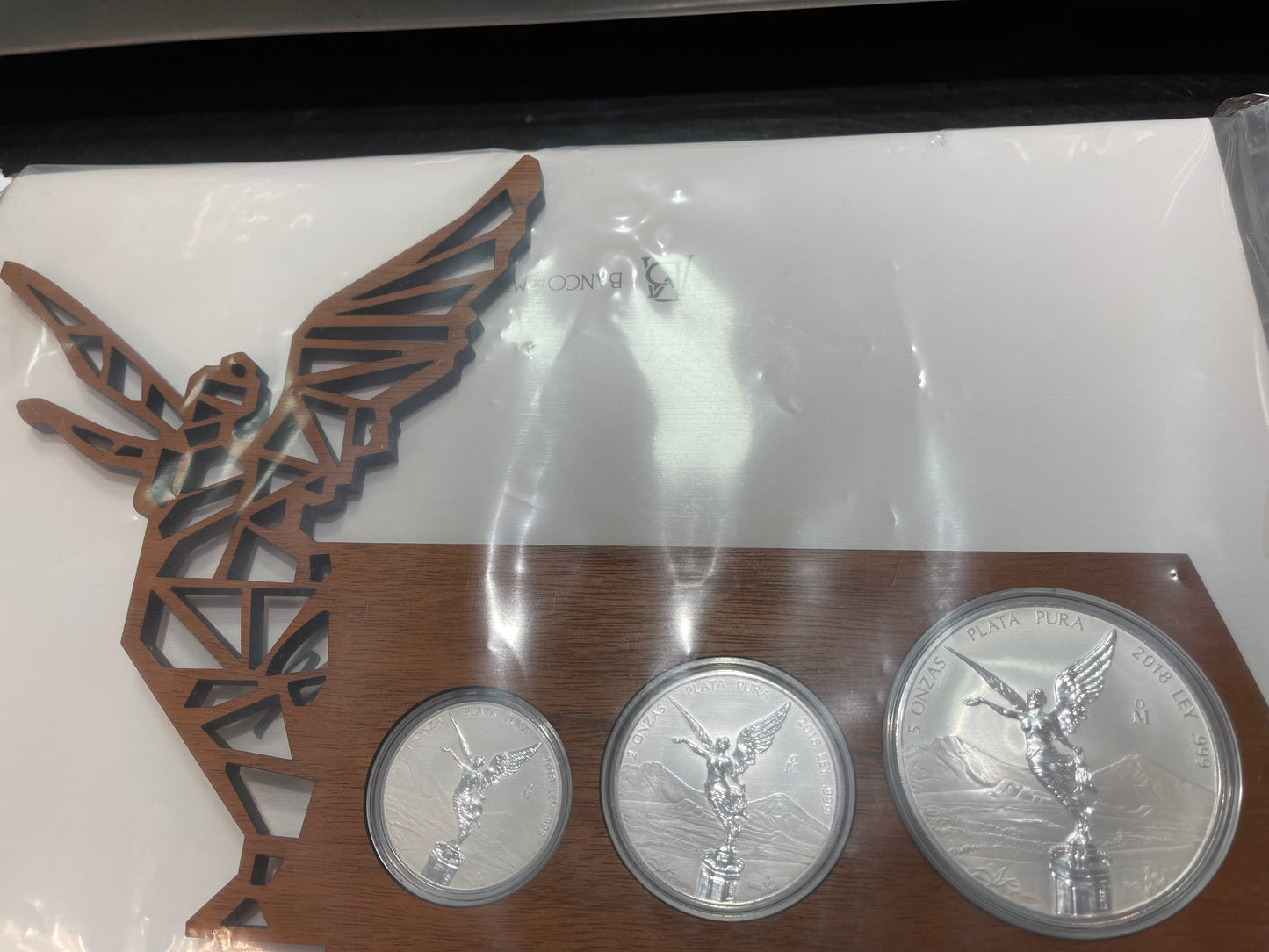 Exclusivo Set de 3 Monedas Plata .999-5 Onzas- 2 Onzas y 1 Onza Acabado Mate Brillo Alto Relieve 2018. Nuevo de Origen Casa de Moneda sin Circular- Con Exclusiva Base de Exhibición de  Lujo en Madera Fina!