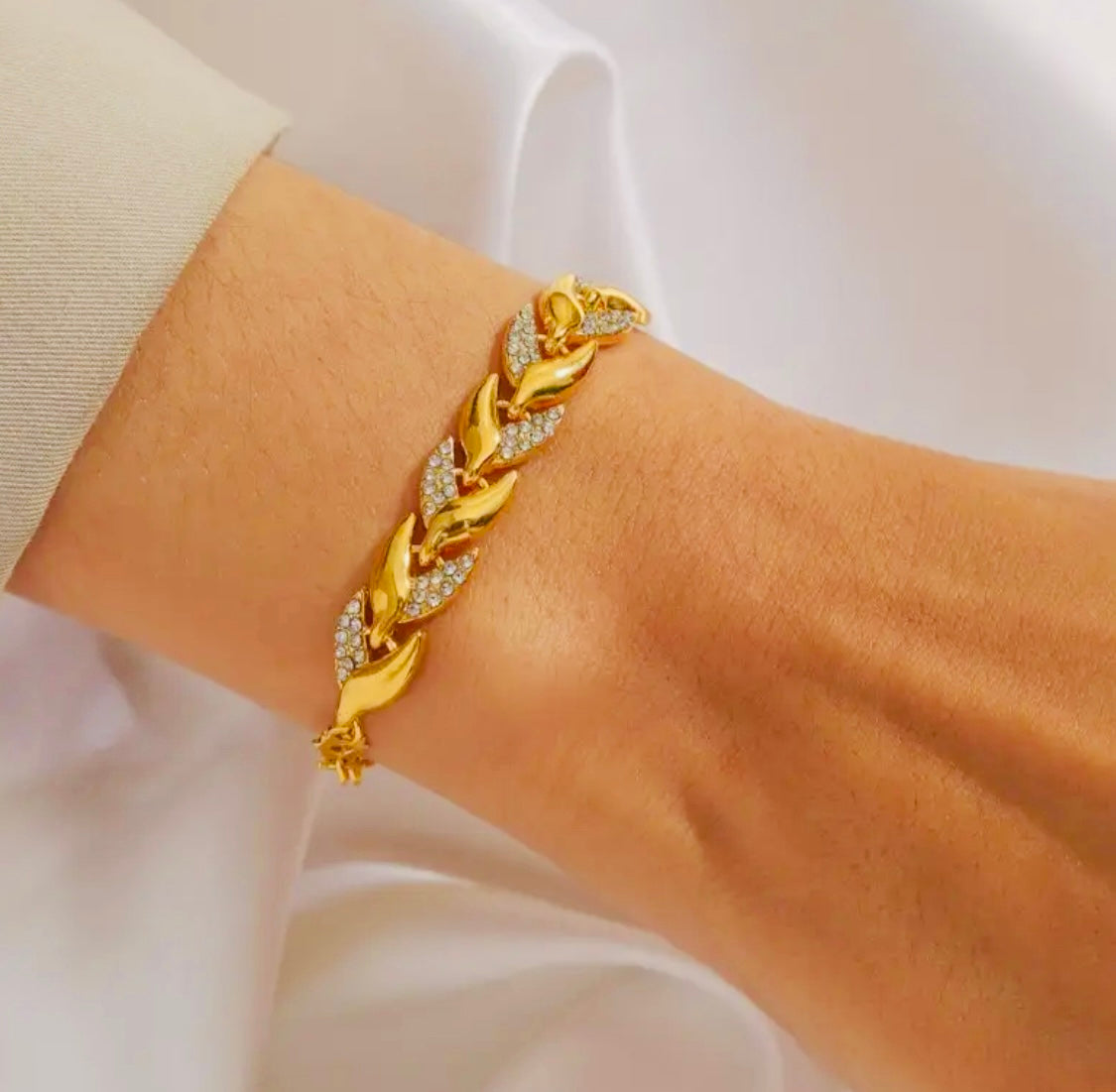 Hermoso Brazalete en Forma de Trigo con Incrustaciones de Circonias Unitalla - Hipoalergenica Disponible en Plateado y Dorado