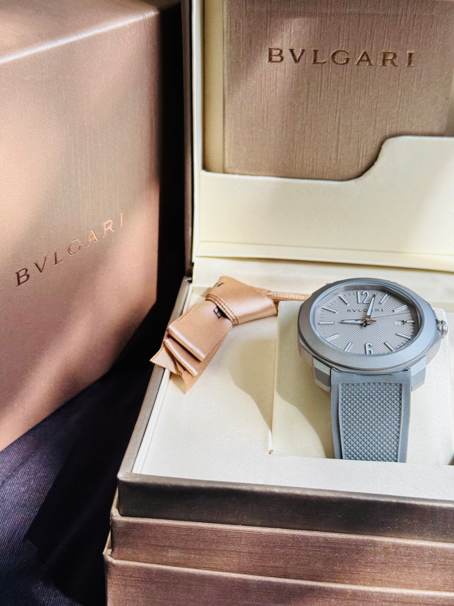 ELEGANTE RELOJ OCTO BVLGARI AUTOMÁTICO- 31 JOYAS 💎 CRISTAL ZAFIRO- FECHADOR-DISEÑO NUEVO!!!
