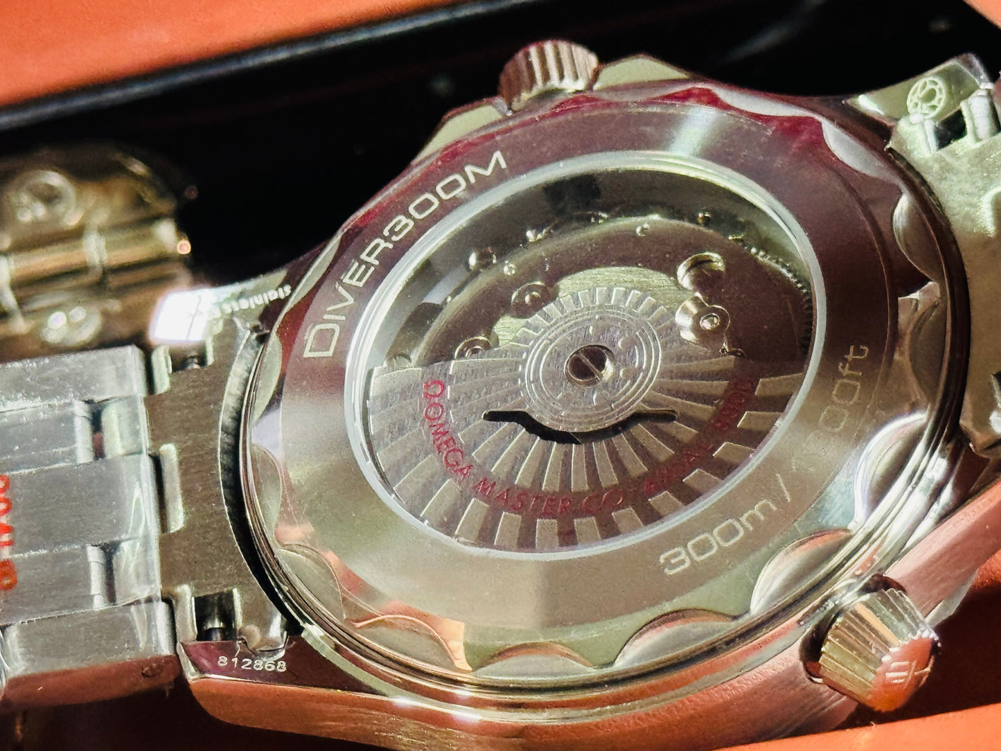AUDAZ Y VERSÁTIL DISEÑO JAMES BOND 007-OMEGA AUTOMÁTICO SEA MASTER! FECHADOR-LUMINOSO-CRISTAL ZAFIRO-BISEL GIRATORIO ETC