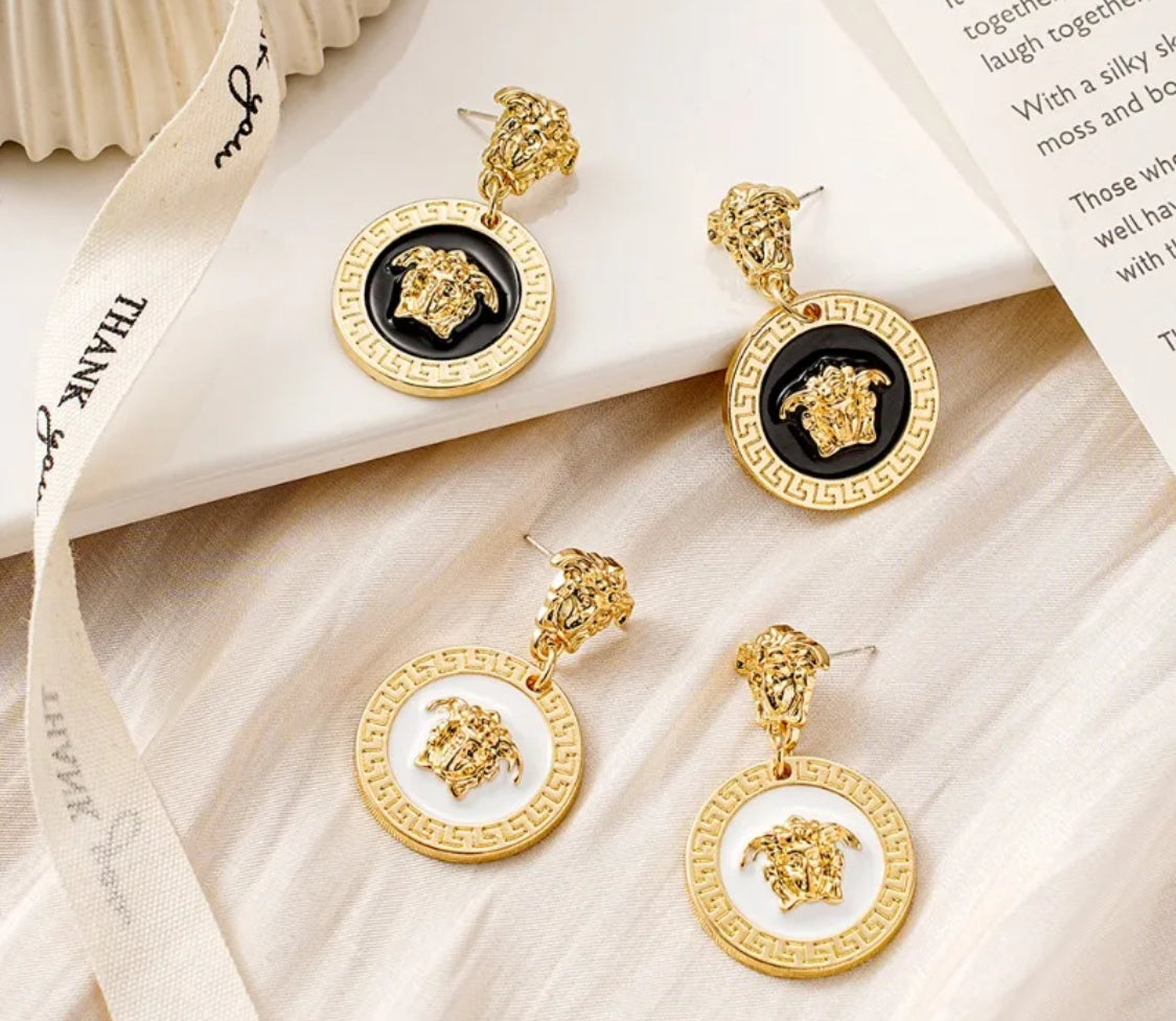Elegantes Pendientes Tipo VERSACE -Excelente para Regalo 🎁 Disponibles en Tono: Negro y Blanco