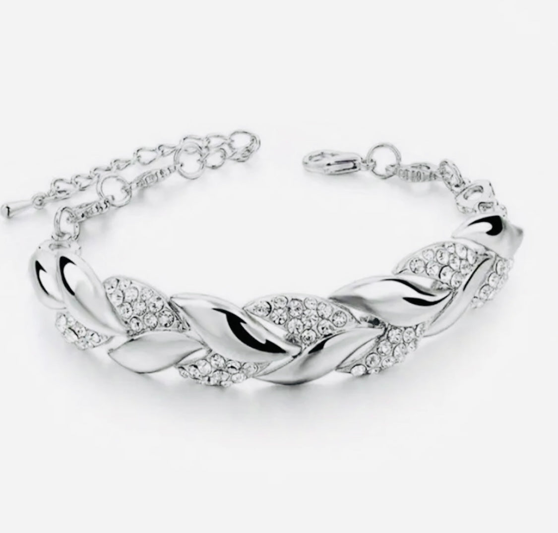 Hermoso Brazalete en Forma de Trigo con Incrustaciones de Circonias Unitalla - Hipoalergenica Disponible en Plateado y Dorado