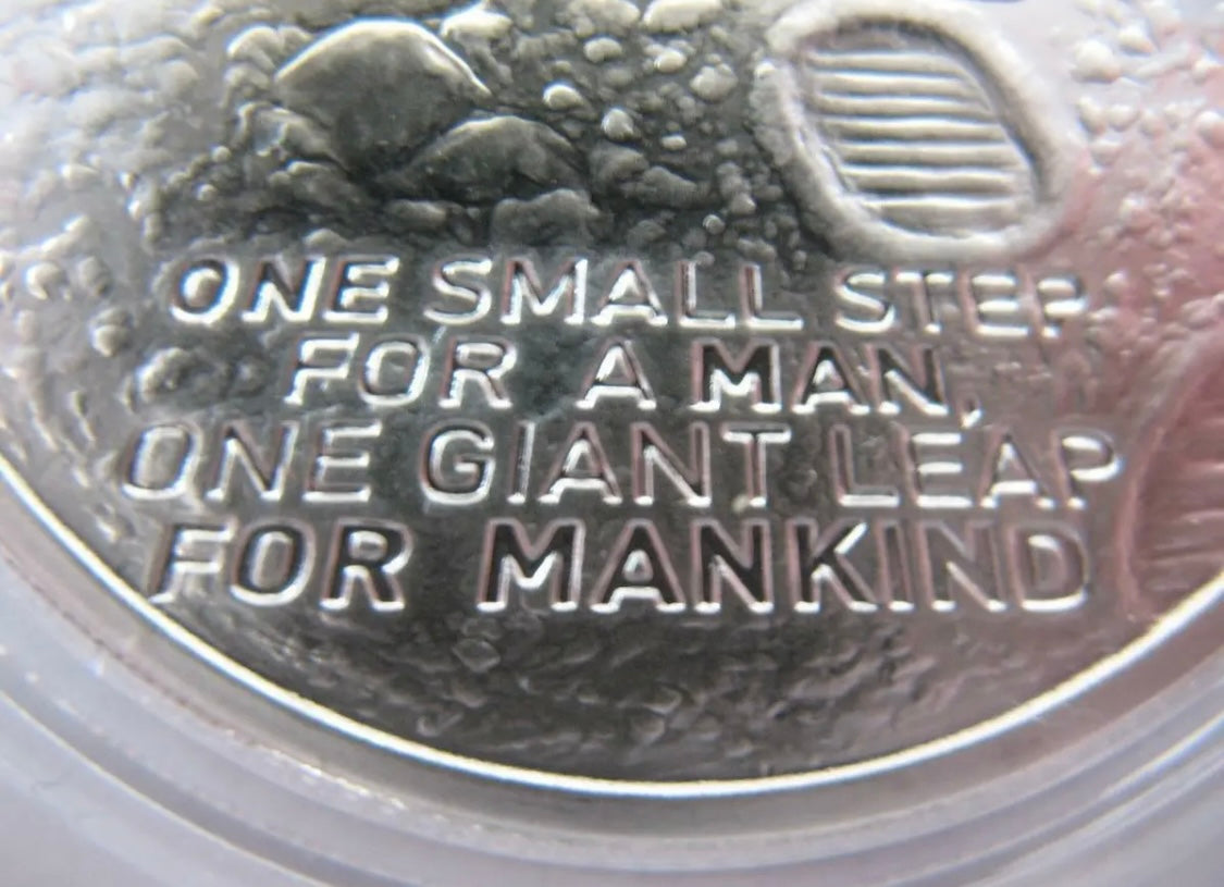 Hermosa Moneda de 1 Onza Troy de Plata Pura .999 Tema El alunizaje del Apolo 11- Con 2 Cápsulas con Flakes de Oro 24K.  Perfecto para Coleccionistas! Long Time Sold Out!