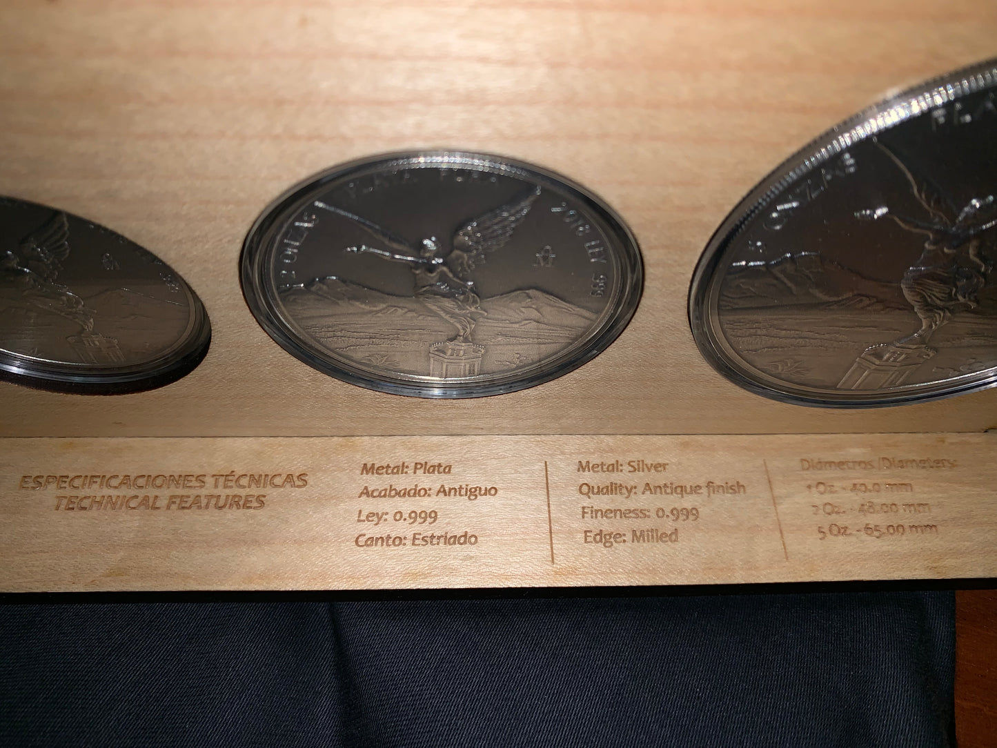 HERMOSO SET DE 3 MONEDAS DE PLATA .999 - 1 ONZA -2 ONZAS Y 5 ONZAS ACABADO SATIN CON EXCLUSIVO EXHIBIDOR  DE FINA MADERA VICTORIA ALADA! AÑO 2018. ALTO VALOR NUMISMÁTICO NUEVAS SIN CIRCULAR! DIRECTO CASA DE MONEDA! ALTO RELIEVE!