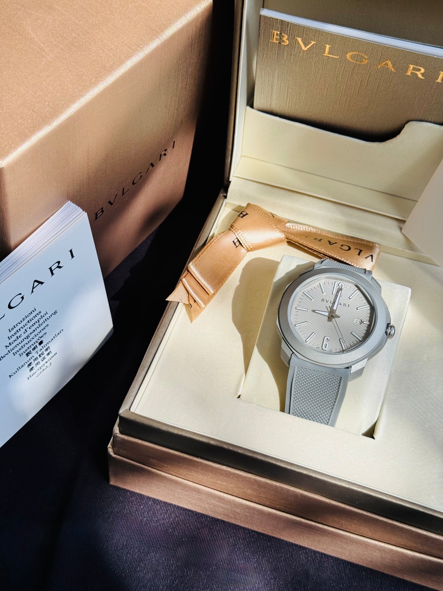 ELEGANTE RELOJ OCTO BVLGARI AUTOMÁTICO- 31 JOYAS 💎 CRISTAL ZAFIRO- FECHADOR-DISEÑO NUEVO!!!