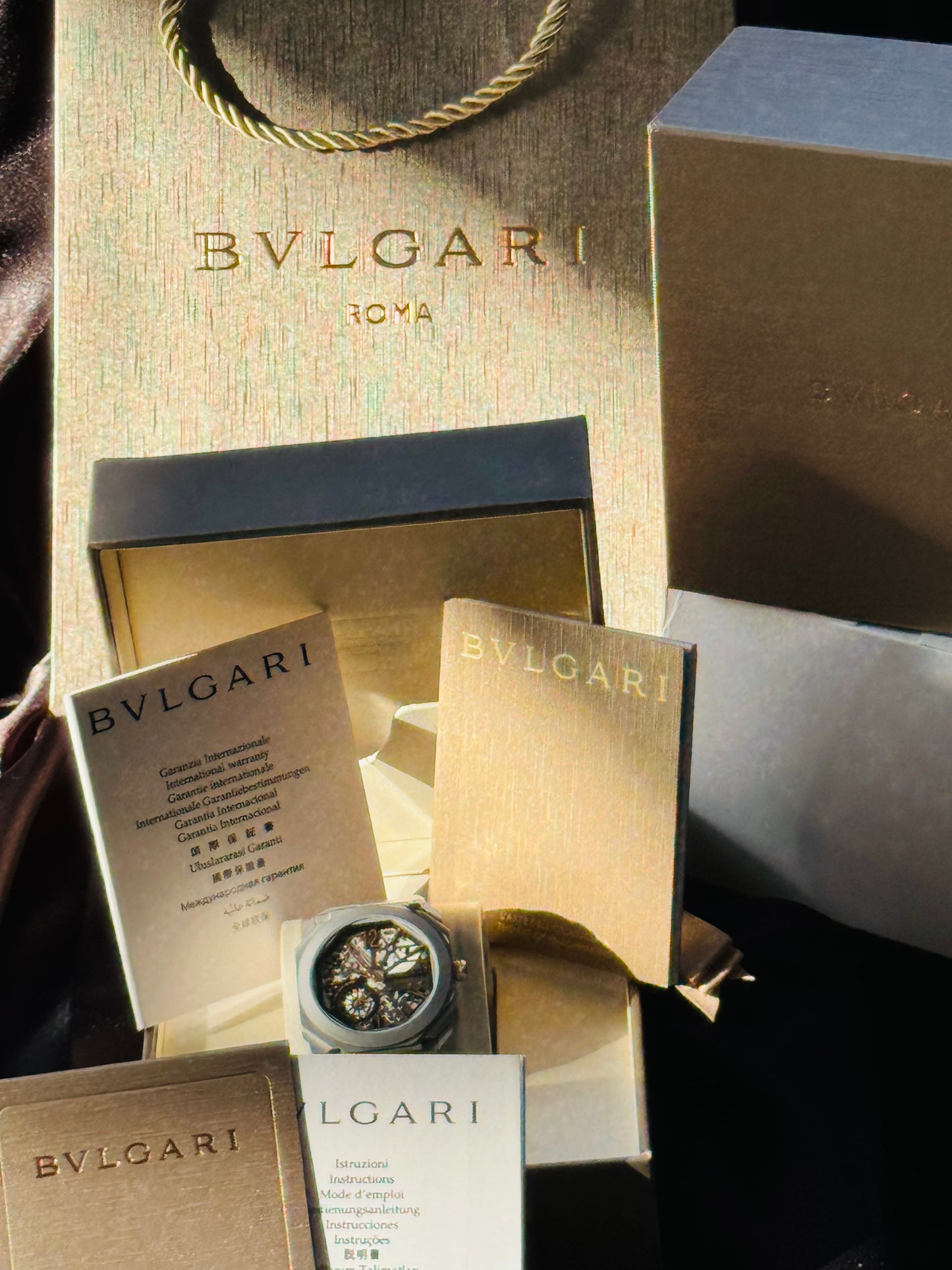 IMPONENTE Y DISTINGUIDO RELOJ AUTOMÁTICO MECÁNICO SKELETON BVLGARI OCTO! HERMOSO DISEÑO Y CALIDAD!!!

PRECIO A TRATAR 

Información por WhatsApp 99 81 92 84 65


NOTA:

No se hacen envíos 🚚  📦 💨!

Las Ventas son solo en Cancún

Nuestro Lema: No somos N