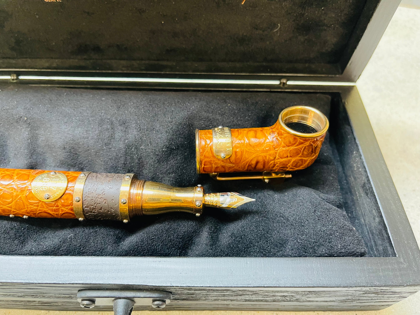 Única Pieza En México! Increíble y Hermosa Pluma Fuente TITANIC DNA 🧬 OF FAMOUS LEGENDS! ROMÁN JEROME ACERO DE EL TITANIC! ORO- PIEL DE COCODRILO 🐊 CRISTAL SAFIRO CERTIFICADOS DE AUTENTICIDAD! NUEVA SIN USAR- JAMÁS SE LE PUSO TINTA! COMPRADA EN SUC. RJ