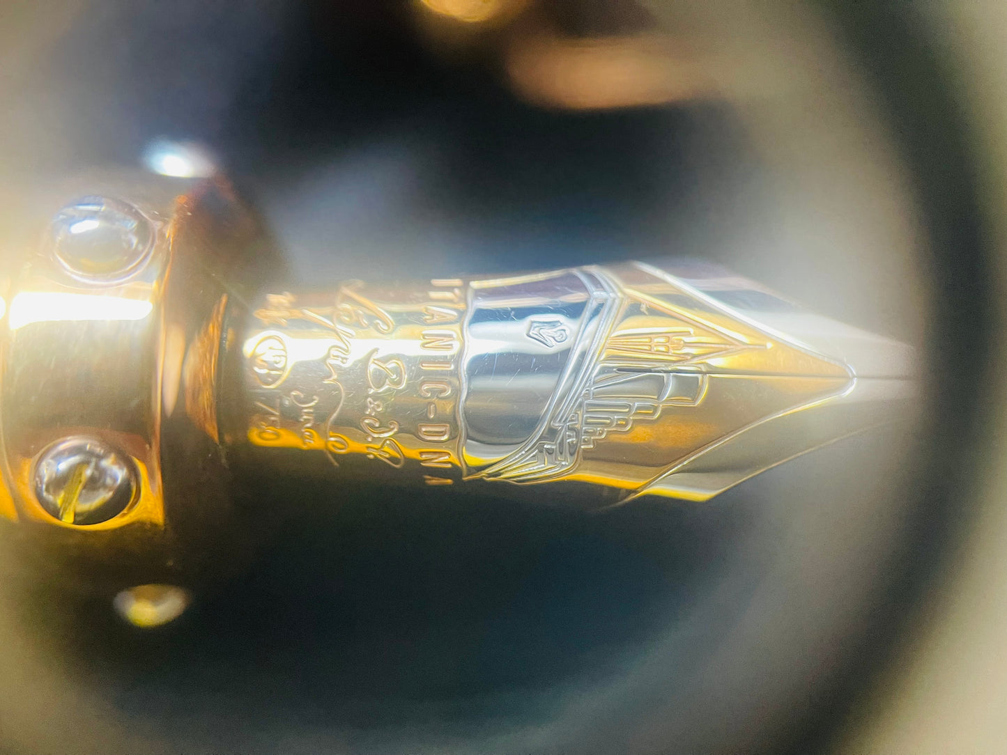 Única Pieza En México! Increíble y Hermosa Pluma Fuente TITANIC DNA 🧬 OF FAMOUS LEGENDS! ROMÁN JEROME ACERO DE EL TITANIC! ORO- PIEL DE COCODRILO 🐊 CRISTAL SAFIRO CERTIFICADOS DE AUTENTICIDAD! NUEVA SIN USAR- JAMÁS SE LE PUSO TINTA! COMPRADA EN SUC. RJ