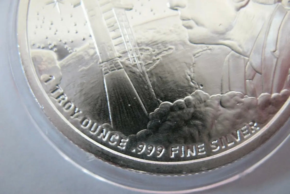 Hermosa Moneda de 1 Onza Troy de Plata Pura .999 Tema El alunizaje del Apolo 11- Con 2 Cápsulas con Flakes de Oro 24K.  Perfecto para Coleccionistas! Long Time Sold Out!