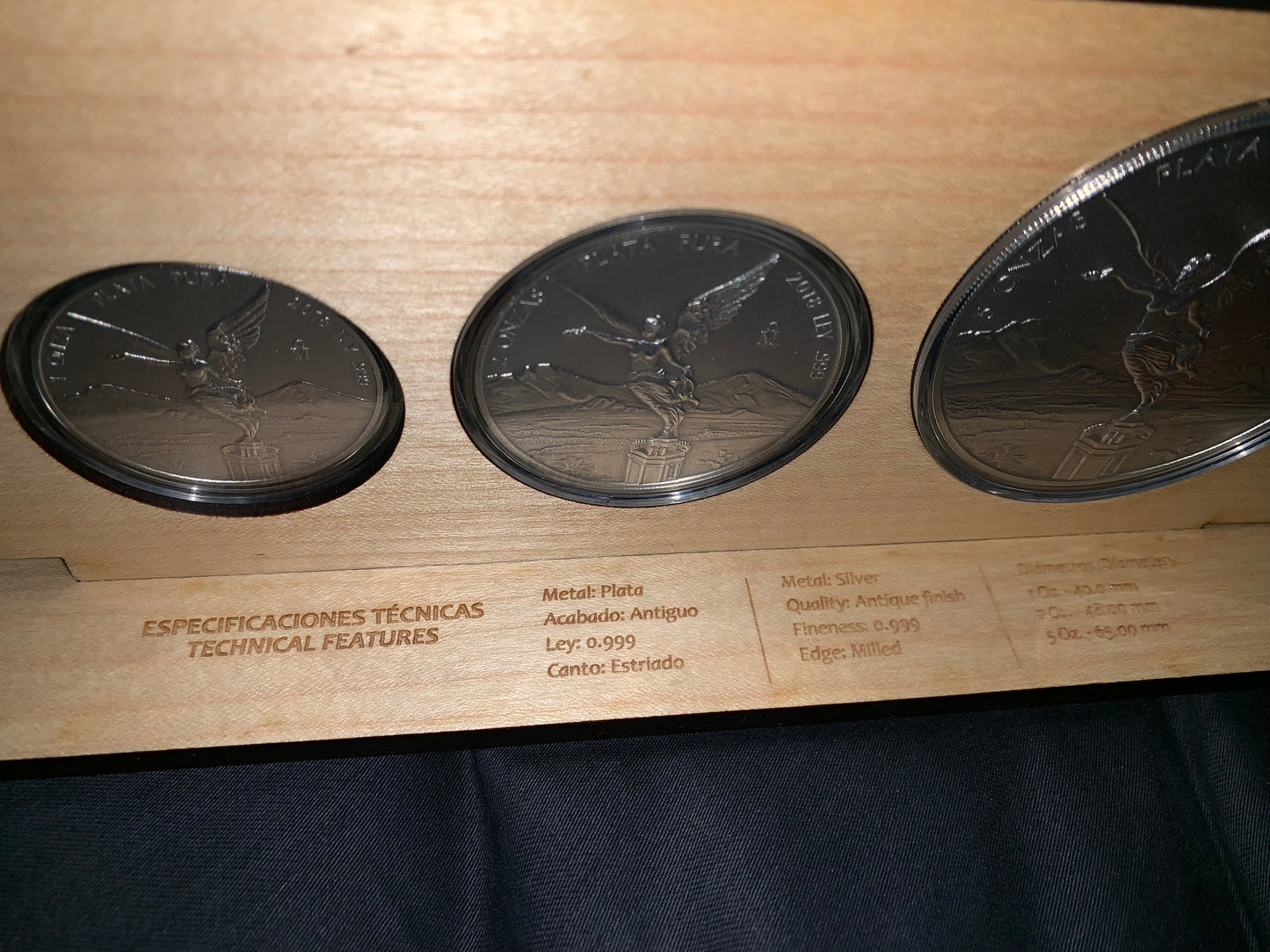 HERMOSO SET DE 3 MONEDAS DE PLATA .999 - 1 ONZA -2 ONZAS Y 5 ONZAS ACABADO SATIN CON EXCLUSIVO EXHIBIDOR  DE FINA MADERA VICTORIA ALADA! AÑO 2018. ALTO VALOR NUMISMÁTICO NUEVAS SIN CIRCULAR! DIRECTO CASA DE MONEDA! ALTO RELIEVE!