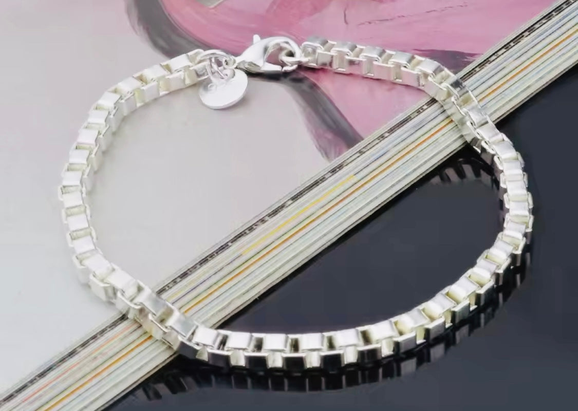 ELEGANTE PULSERA DE PLATA LEY 925 UNITALLA- UNISEX- HIPOALERGENICA! PERFECTA PARA REGALO 🎁!
Información por WhatsApp al 99 81 92 84 65