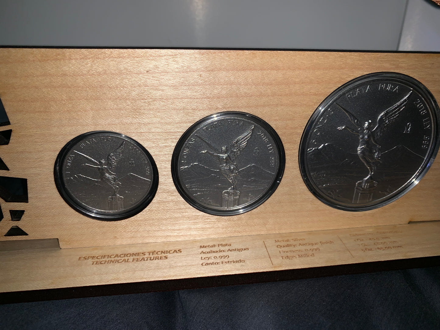 HERMOSO SET DE 3 MONEDAS DE PLATA .999 - 1 ONZA -2 ONZAS Y 5 ONZAS ACABADO SATIN CON EXCLUSIVO EXHIBIDOR  DE FINA MADERA VICTORIA ALADA! AÑO 2018. ALTO VALOR NUMISMÁTICO NUEVAS SIN CIRCULAR! DIRECTO CASA DE MONEDA! ALTO RELIEVE!