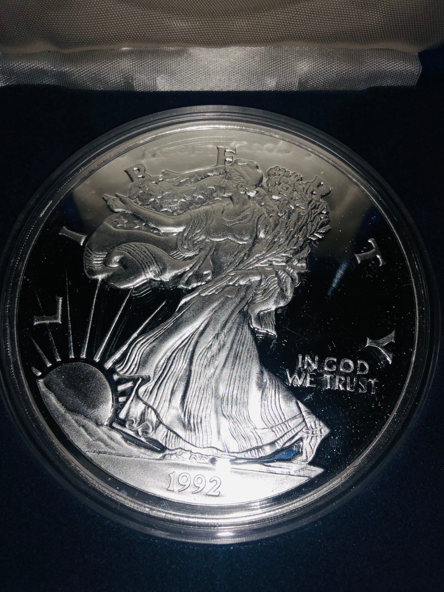 Hermosa Moneda de Plata ONE HALF POUND = 8 Onzas Plata .999 Año 1992 Excelente Valor Numismático