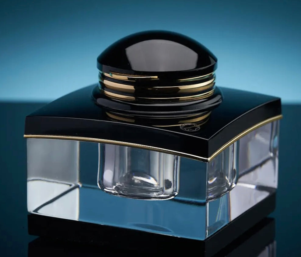 Increíble-Raro Tintero Montblanc Meisterstuck 
Nuevo stock de Crystal El tintero Montblanc Meisterstück es un testimonio de la marca tanto a la artesanía como a la funcionalidad. 
Este tintero está diseñado para mejorar su experiencia de escritu