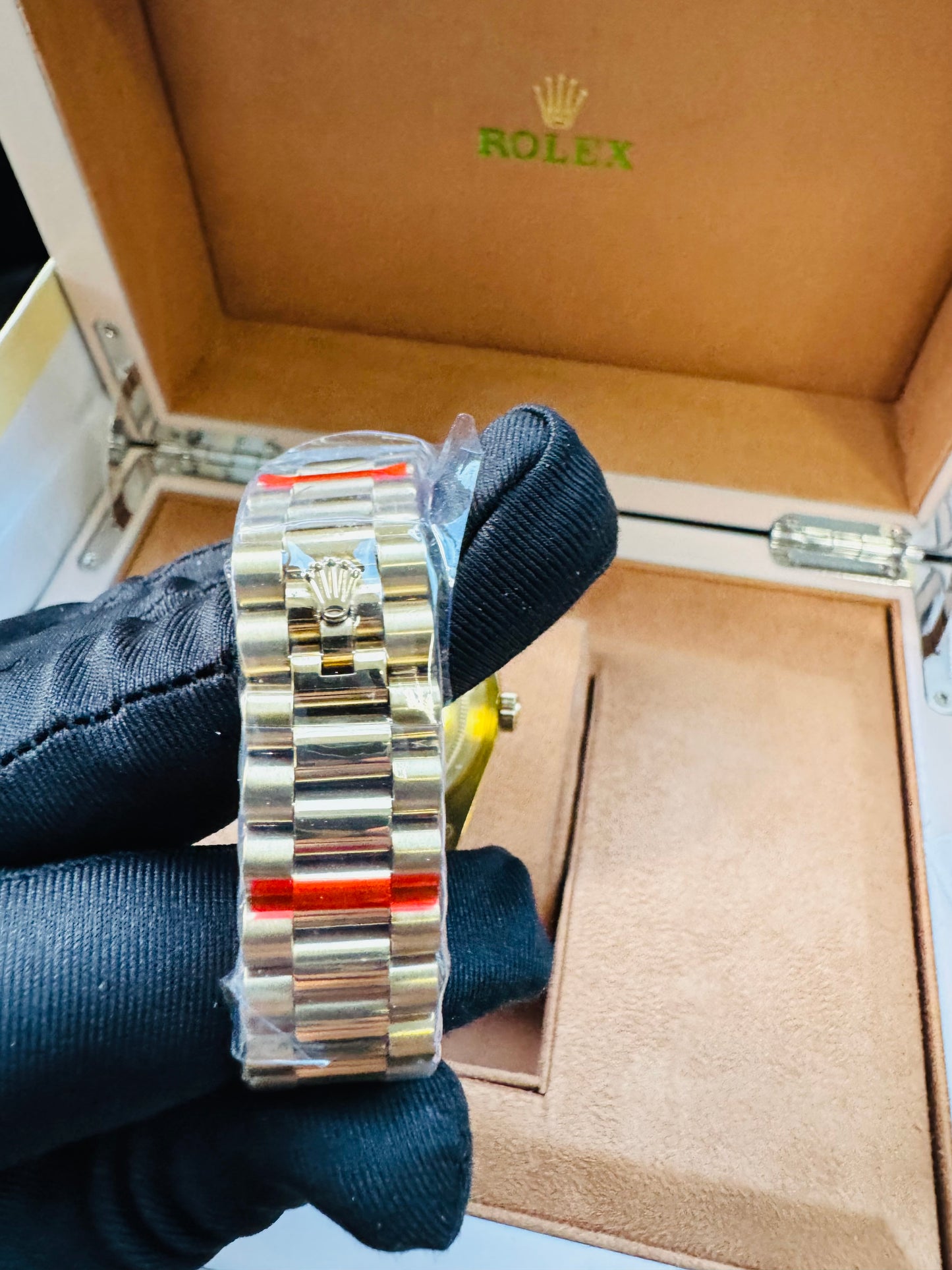 HERMOSO RELOJ AUTOMÁTICO OYSTER PERPETUAL DAY DATE ELEGANCIA Y DISTINCIÓN!

PRECIO A TRATAR 

Información por WhatsApp 99 81 92 84 65


NOTA:

No se hacen envíos 🚚  📦 💨!

Las Ventas son solo en Cancún

Nuestro Lema: No somos Números!