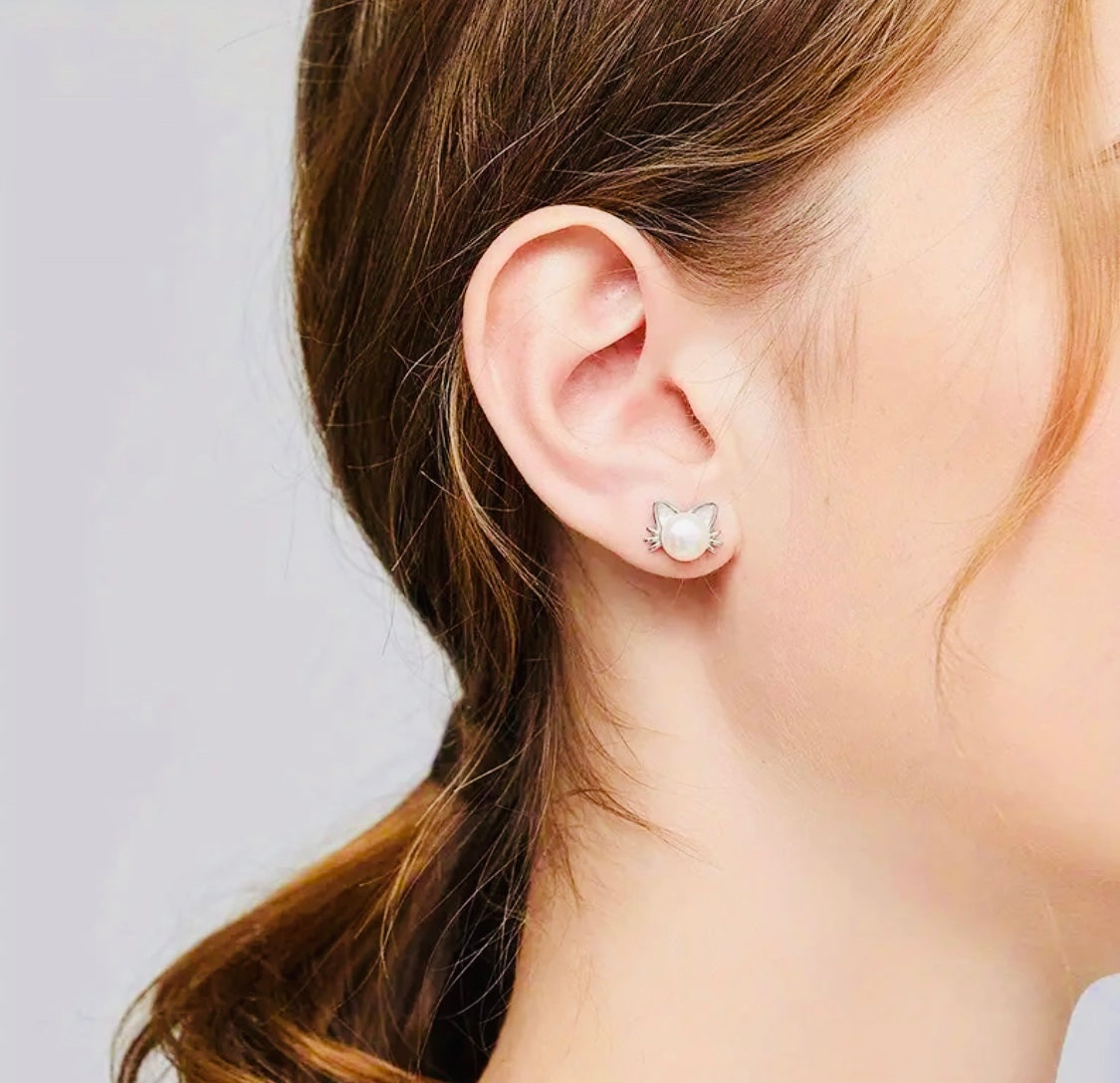 Lindos Aretes de Michi 🐈‍⬛ para mujer, Elegantes Aretes de Perlas de Imitación, chapados en aleación K blanca, aguja hipoalergénica, ideales para fiestas y regalos.