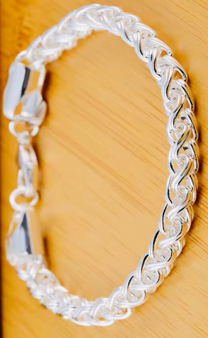 ELEGANTE PULSERA DE PLATA LEY 925 UNITALLA- UNISEX- HIPOALERGENICA! PERFECTA PARA REGALO 🎁!
Información por WhatsApp al 99 81 92 84 65
