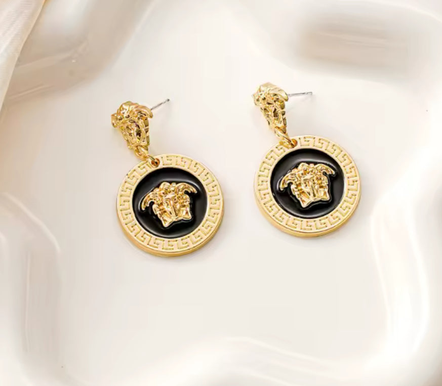 Elegantes Pendientes Tipo VERSACE -Excelente para Regalo 🎁 Disponibles en Tono: Negro y Blanco
