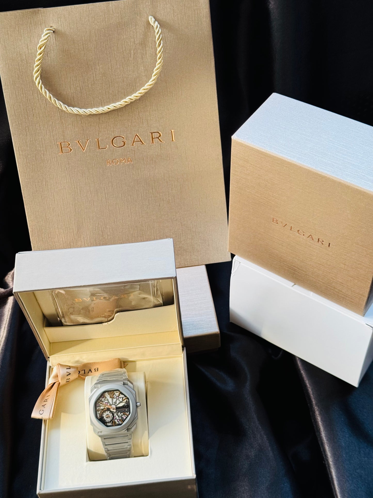 IMPONENTE Y DISTINGUIDO RELOJ AUTOMÁTICO MECÁNICO SKELETON BVLGARI OCTO! HERMOSO DISEÑO Y CALIDAD!!!

PRECIO A TRATAR 

Información por WhatsApp 99 81 92 84 65


NOTA:

No se hacen envíos 🚚  📦 💨!

Las Ventas son solo en Cancún

Nuestro Lema: No somos N