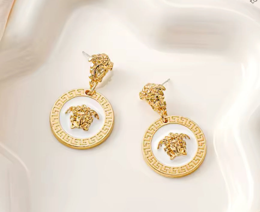 Elegantes Pendientes Tipo VERSACE -Excelente para Regalo 🎁 Disponibles en Tono: Negro y Blanco
