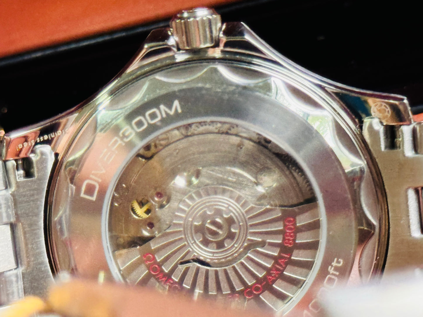 AUDAZ Y VERSÁTIL DISEÑO JAMES BOND 007-OMEGA AUTOMÁTICO SEA MASTER! FECHADOR-LUMINOSO-CRISTAL ZAFIRO-BISEL GIRATORIO ETC