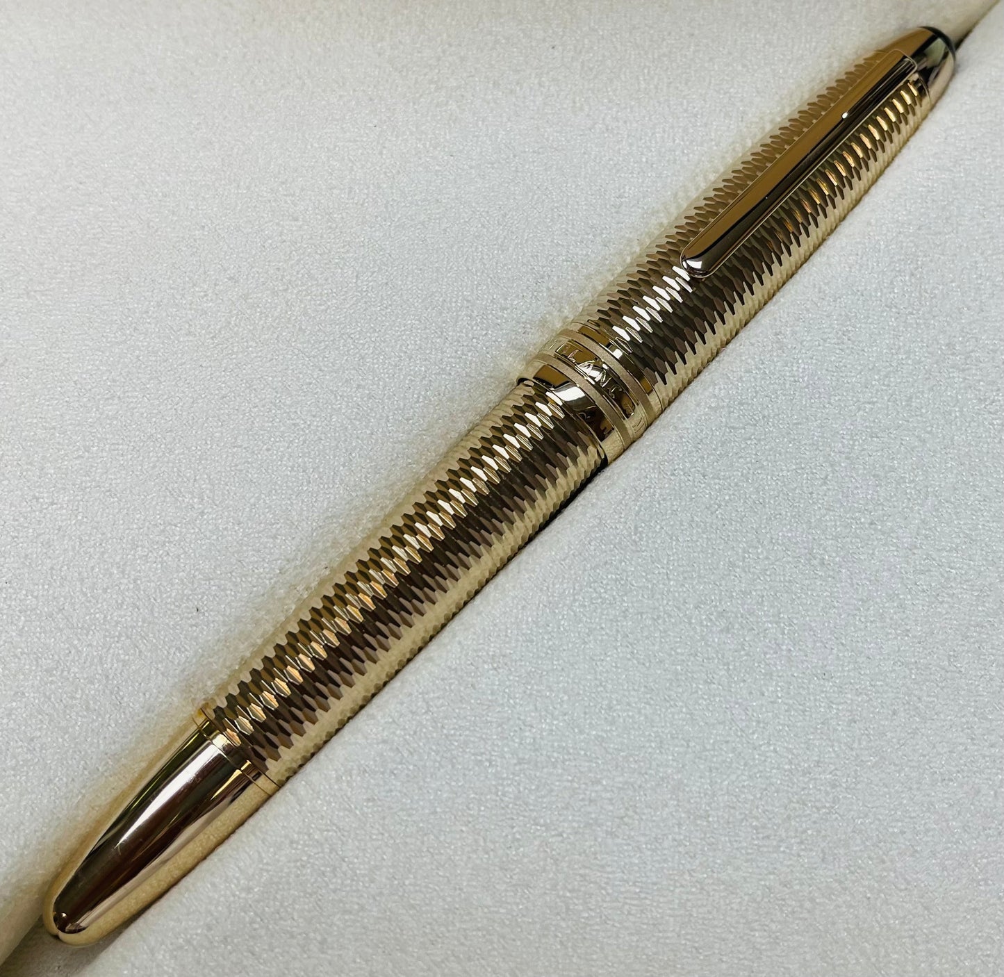 Hermosa de Colección Pluma Estilográfica Le Grand Geometric MontBlanc de Colección Dorada También Disponible en Plateada!
Precio por Pluma fuente 🖋️ 

Información por WhatsApp 99 81 92 84 65

Nota: 

No se hacen Envíos 🚚 

Ventas solo en Cancún