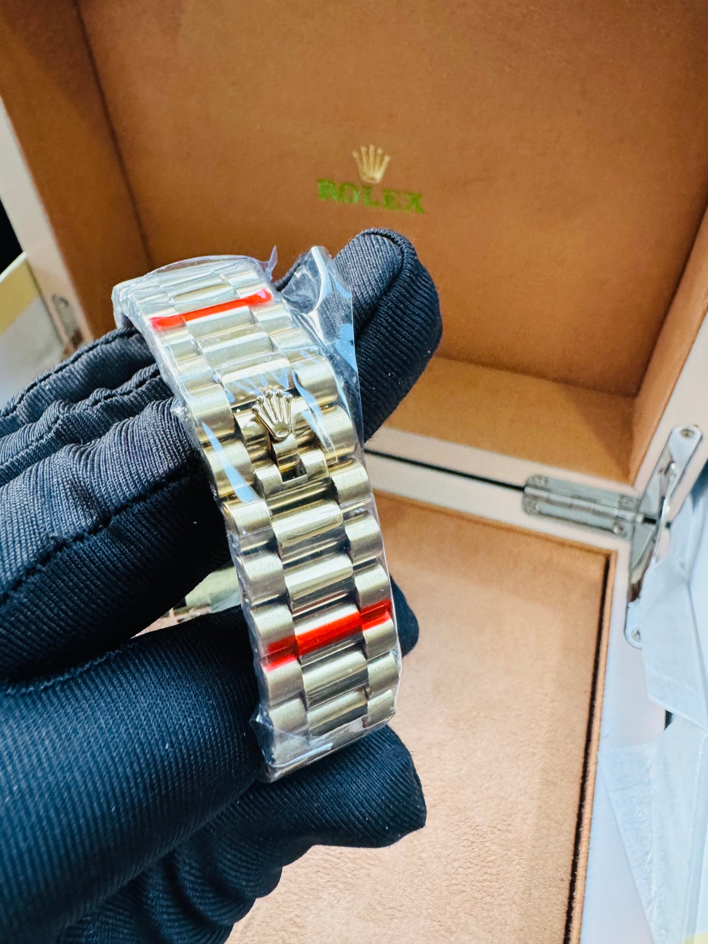 HERMOSO RELOJ AUTOMÁTICO OYSTER PERPETUAL DAY DATE ELEGANCIA Y DISTINCIÓN!

PRECIO A TRATAR 

Información por WhatsApp 99 81 92 84 65


NOTA:

No se hacen envíos 🚚  📦 💨!

Las Ventas son solo en Cancún

Nuestro Lema: No somos Números!