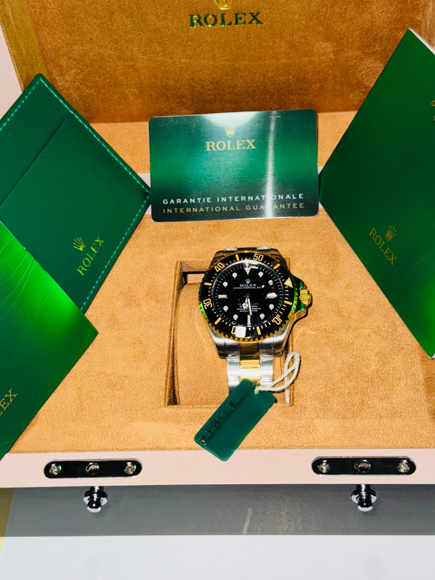IMPRESIONANTE RELOJ AUTOMÁTICO MECÁNICO OYSTER SEA DWELLER FECHADOR VÁLVULA DE ESCAPE MÁXIMO LUJO Y DISTINCIÓN PRECIO A TRATAR 

NOTA:

No se hacen envíos 🚚  📦 💨!

Las Ventas son solo en Cancún