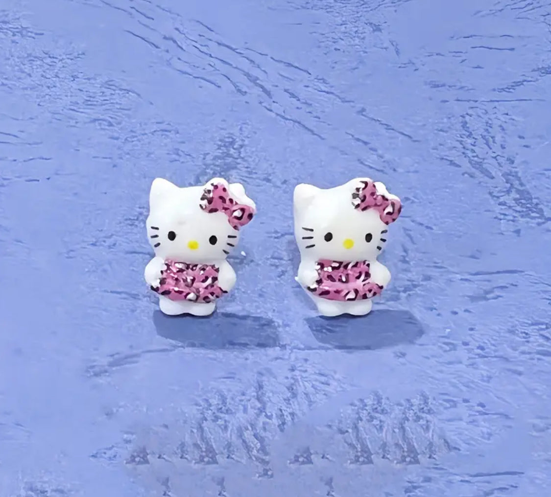 Pequeños y Originales Pendientes Sanrio Hello Kitty Resina Brillante y Pasadores Hipoalergenicos de Acero Inoxidable