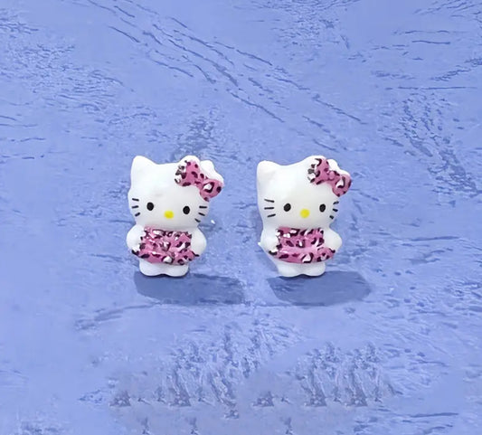 Pequeños y Originales Pendientes Sanrio Hello Kitty Resina Brillante y Pasadores Hipoalergenicos de Acero Inoxidable