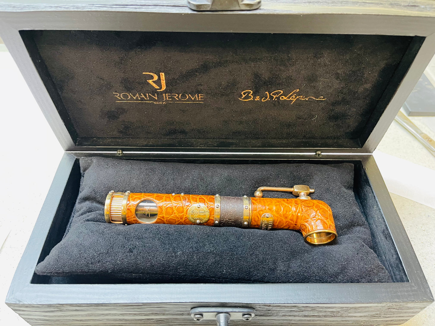 Única Pieza En México! Increíble y Hermosa Pluma Fuente TITANIC DNA 🧬 OF FAMOUS LEGENDS! ROMÁN JEROME ACERO DE EL TITANIC! ORO- PIEL DE COCODRILO 🐊 CRISTAL SAFIRO CERTIFICADOS DE AUTENTICIDAD! NUEVA SIN USAR- JAMÁS SE LE PUSO TINTA! COMPRADA EN SUC. RJ