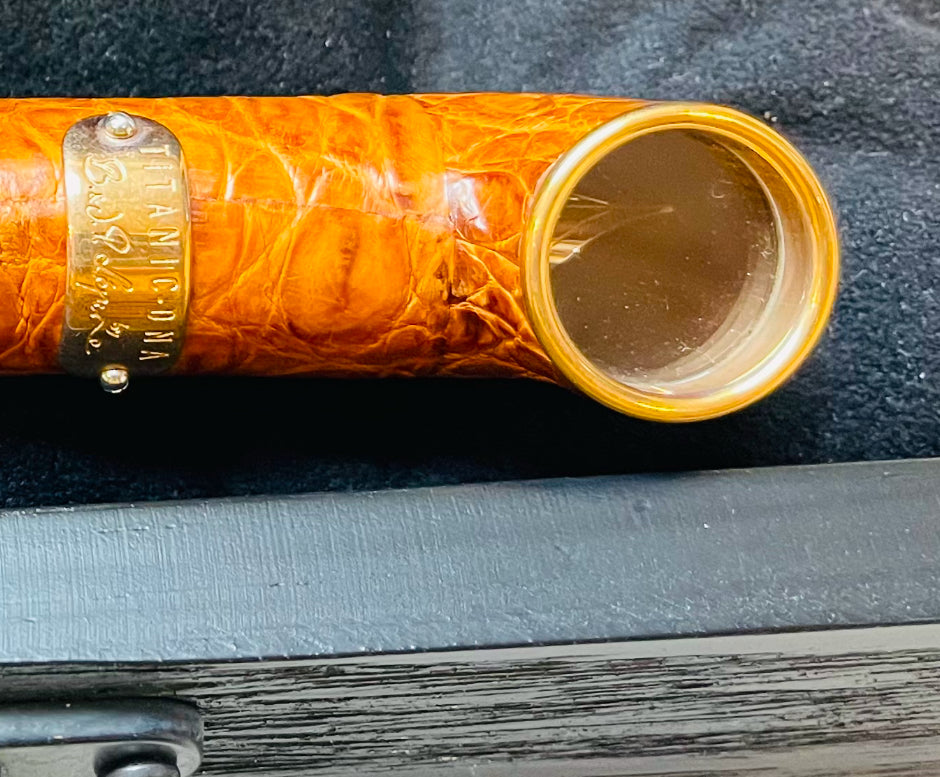 Única Pieza En México! Increíble y Hermosa Pluma Fuente TITANIC DNA 🧬 OF FAMOUS LEGENDS! ROMÁN JEROME ACERO DE EL TITANIC! ORO- PIEL DE COCODRILO 🐊 CRISTAL SAFIRO CERTIFICADOS DE AUTENTICIDAD! NUEVA SIN USAR- JAMÁS SE LE PUSO TINTA! COMPRADA EN SUC. RJ