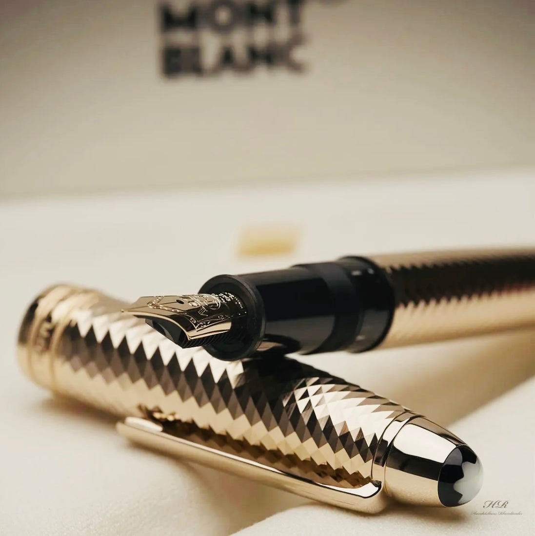 Hermosa y SOLD OUT desde hace Años Montblanc Solitaire Pluma Estilográfica MONT BLANC Geométric LeGrand 18K Mediano- Cajas Etcétera